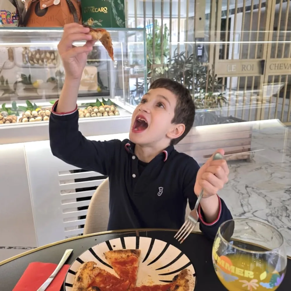 Le fils de Roza à la pizzeria La Fattoria di Roza